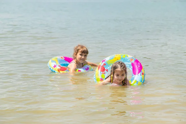 Дети купаются в озере. Селективный фокус . — стоковое фото