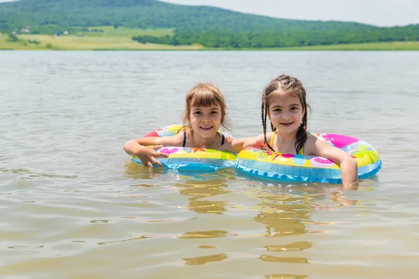 Дети купаются в озере. Селективный фокус . — стоковое фото