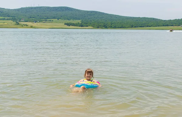 Niños nadando en el lago. Enfoque selectivo . —  Fotos de Stock
