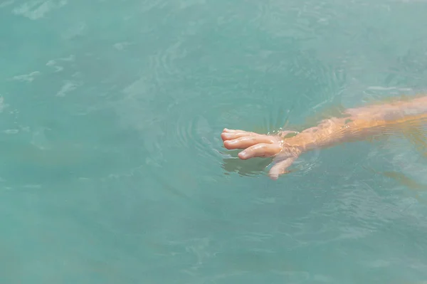 Le bébé se noie dans l'eau. Concentration sélective . — Photo