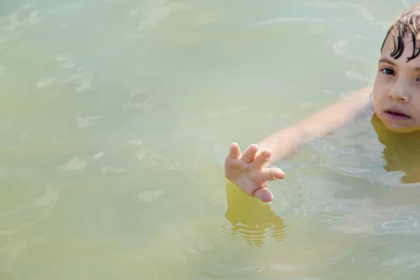 Das Baby ertrinkt im Wasser. Selektiver Fokus. — Stockfoto