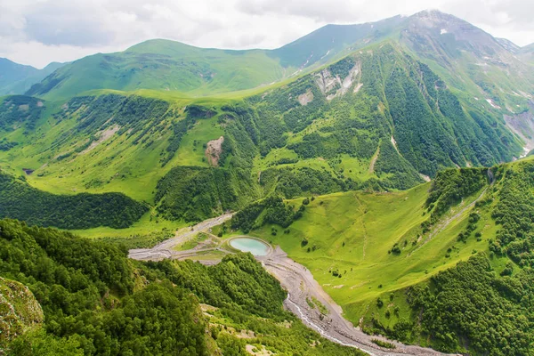 Bergen i Georgien och Bergs floder. Selektivt fokus. — Stockfoto