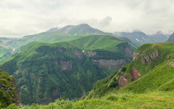 格鲁吉亚的山脉和山河。选择性聚焦. — 图库照片