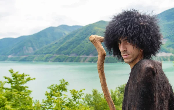 山を背景にブナの衣装を着たグルジア人。選択フォーカス. — ストック写真