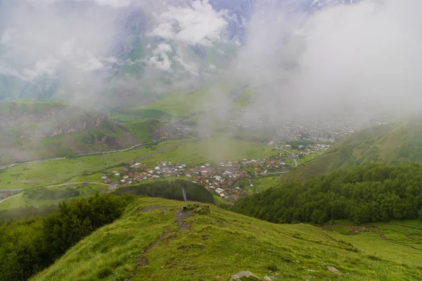 Bergen i Georgien och Bergs floder. Selektivt fokus. — Stockfoto