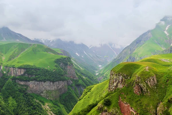 格鲁吉亚的山脉和山河。选择性聚焦. — 图库照片