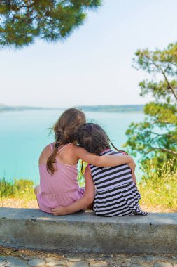 Tiflis rezervuarı. Yukarıdan görüntüleyin. İnsanlar izliyor. Seçici odaklama.