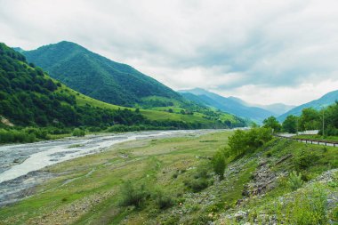 Gürcistan dağları ve dağ nehirleri. Seçici odaklama.