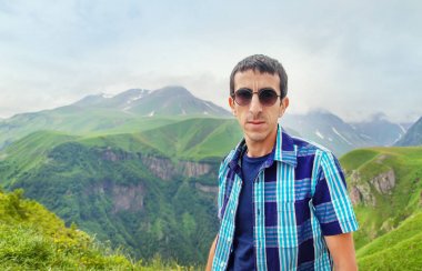 Gürcistan dağları ve dağ nehirleri. Seçici odaklama.