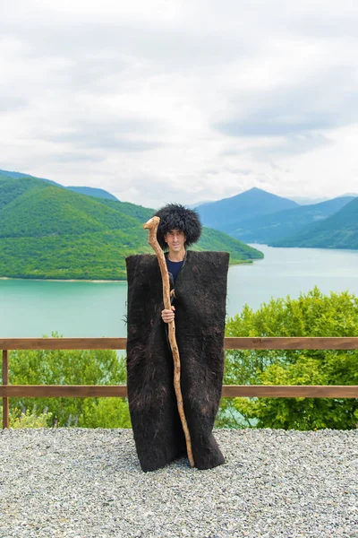 Грузин в буковом костюме на фоне гор. Селективный фокус . — стоковое фото