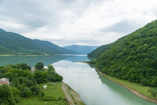 Mosteiro de Georgia Ananuri. Grande reservatório. Lago na ervilha. Foco seletivo . — Fotografia de Stock