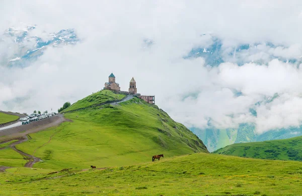 Kazbek kloster. Sevärdheterna i Georgien. Selektivt fokus. — Stockfoto