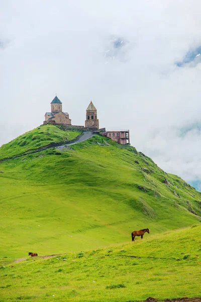 卡兹贝克修道院。格鲁吉亚的景点。选择性聚焦. — 图库照片