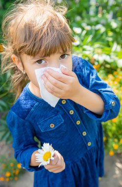 Mevsimlik Anti bir çocukta. Coryza. Seçici odak.