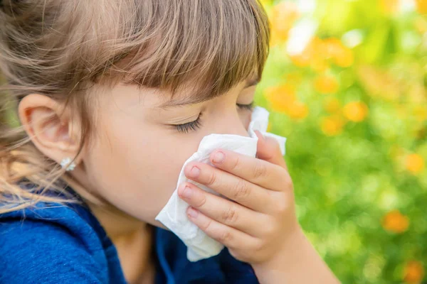 Säsongsbunden allergi hos ett barn. Snuva. Selektivt fokus. — Stockfoto