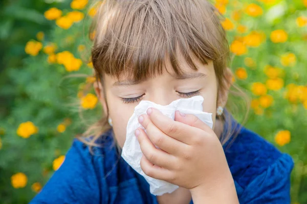 Alergia estacional en un niño. Coryza. Enfoque selectivo . — Foto de Stock