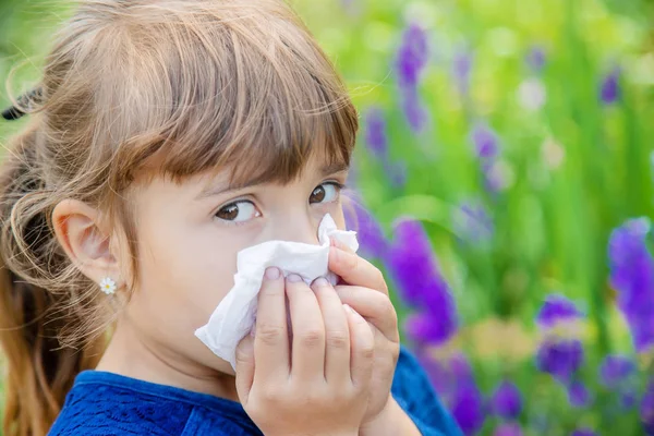 Alergia estacional en un niño. Coryza. Enfoque selectivo . — Foto de Stock