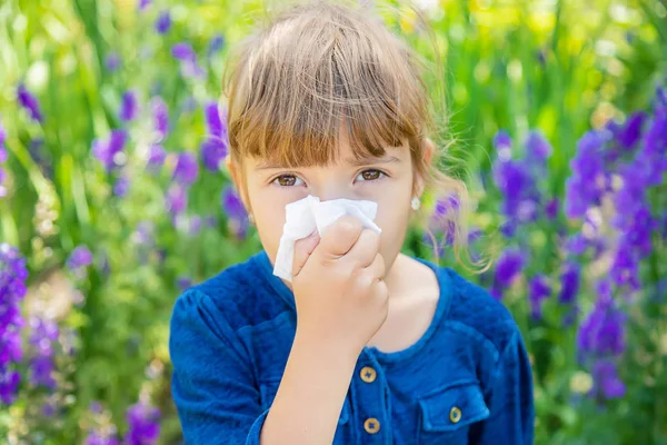 Seasonal allergy in a child. Coryza. Selective focus. — Stock Photo, Image