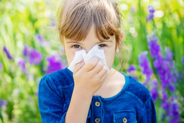 Alergia sazonal em uma criança. Coryza. Foco seletivo . — Fotografia de Stock