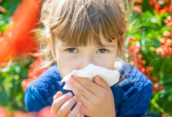 Säsongsbunden allergi hos ett barn. Snuva. Selektivt fokus. — Stockfoto