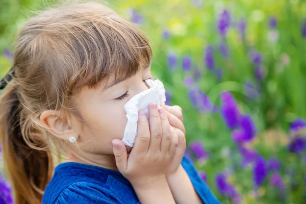 Εποχιακή αλλεργία σε ένα παιδί. Κόρυζα. Επιλεκτική εστίαση. — Φωτογραφία Αρχείου