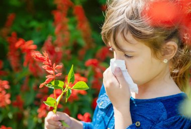Mevsimlik Anti bir çocukta. Coryza. Seçici odak.