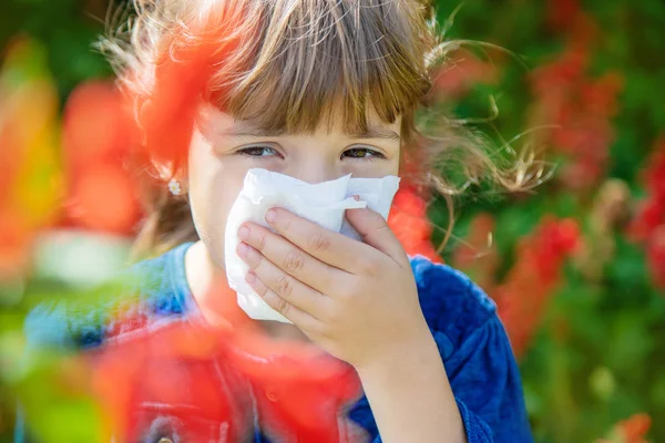 Alergia estacional en un niño. Coryza. Enfoque selectivo . — Foto de Stock