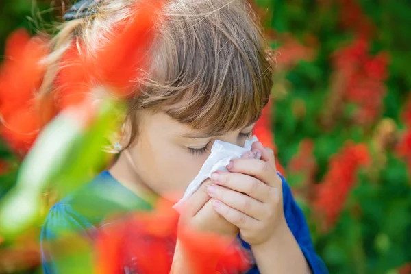 儿童的季节性过敏。鼻炎。选择性聚焦. — 图库照片