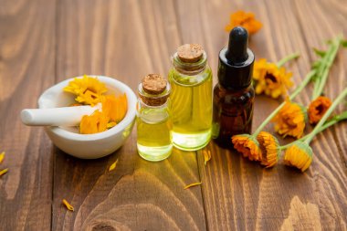 Calendula özü. Şifalı bitkiler. Seçici odak.