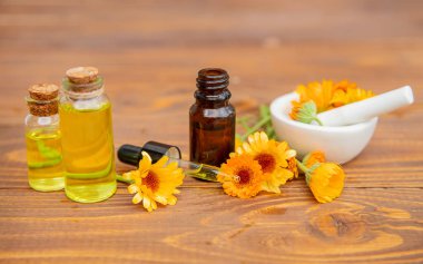 Calendula özü. Şifalı bitkiler. Seçici odak.