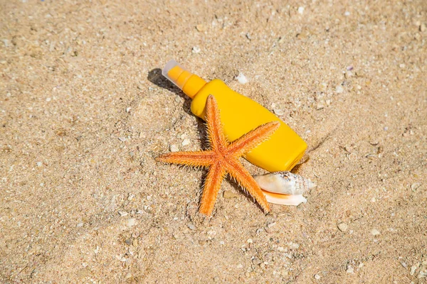 Sonnencreme am Strand. Sonnenschutz. Selektiver Fokus. — Stockfoto