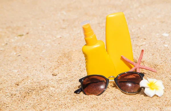 Sunblock on the beach. Sun protection. Selective focus. — Stock Photo, Image