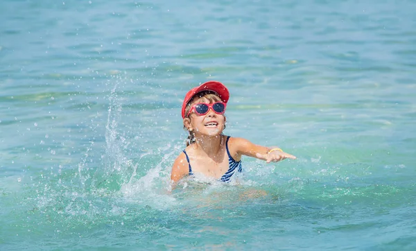 Niño hace spray en el mar. Enfoque selectivo . — Foto de Stock