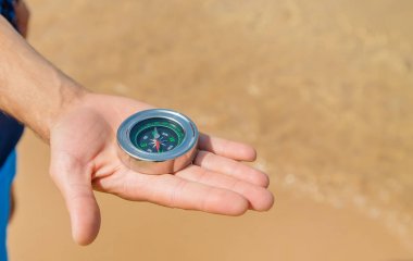 deniz kıyısında pusula. Seçici odaklama.