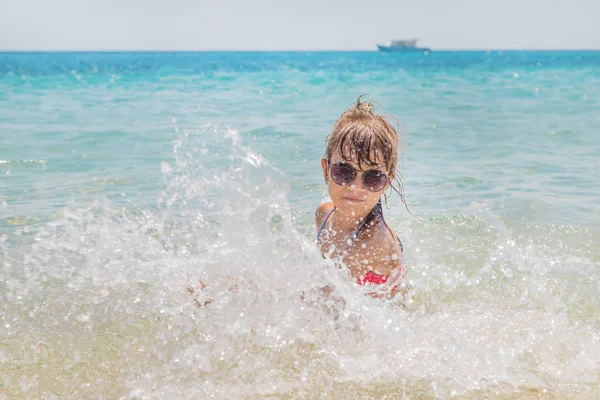 Kind sprüht aufs Meer. Selektiver Fokus. — Stockfoto