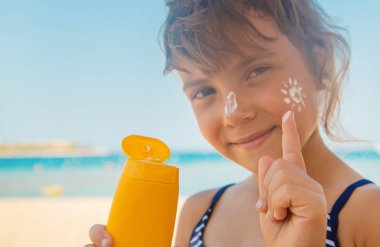 Bir çocuğun teninde güneş kremi. Seçici odak.