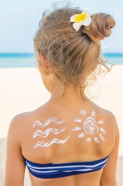 Bir çocuğun teninde güneş kremi. Seçici odak.