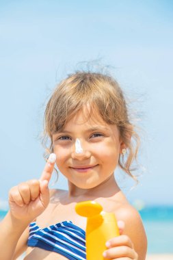 Bir çocuğun teninde güneş kremi. Seçici odak.