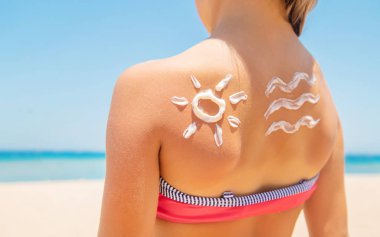 Bir çocuğun teninde güneş kremi. Seçici odak.