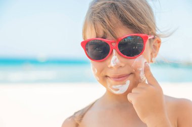 Bir çocuğun teninde güneş kremi. Seçici odak.