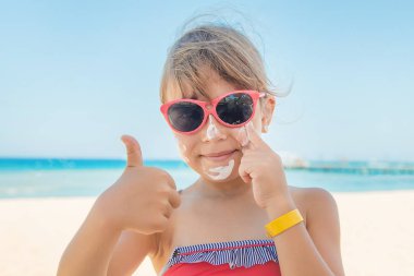 Bir çocuğun teninde güneş kremi. Seçici odak.