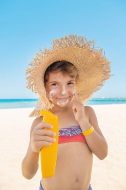 Bir çocuğun teninde güneş kremi. Seçici odak.