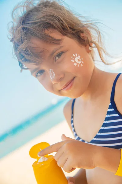 Protetor solar na pele de uma criança. Foco seletivo. — Fotografia de Stock