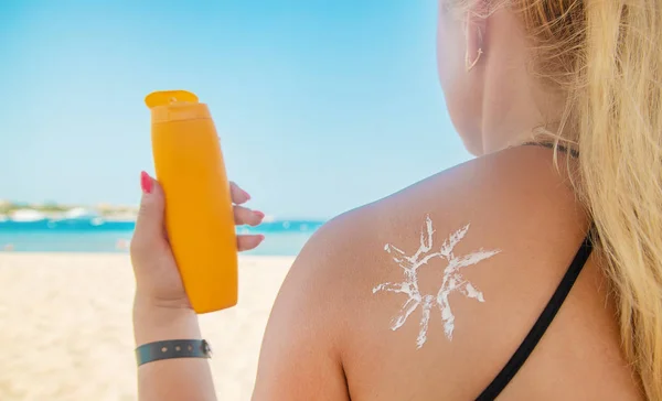 浜辺の女の子は肌に日焼け止めを塗っている。選択フォーカス. — ストック写真