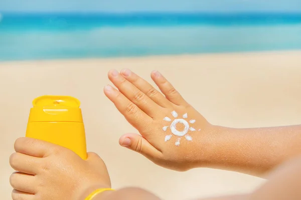 Sunscreen on the skin of a child. Selective focus. — Stock Photo, Image