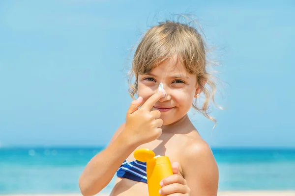 Protezione solare sulla pelle di un bambino. Focus selettivo. — Foto Stock