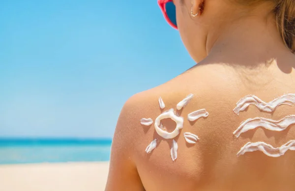 Sunscreen on the skin of a child. Selective focus. — Stock Photo, Image