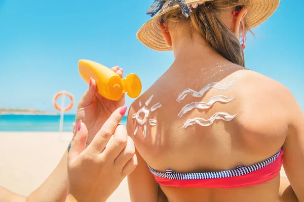 Sunscreen on the skin of a child. Selective focus. — Stock Photo, Image