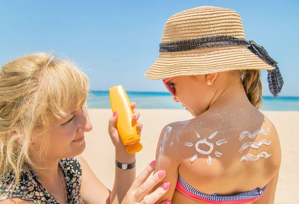 Sunscreen on the skin of a child. Selective focus. — Stock Photo, Image