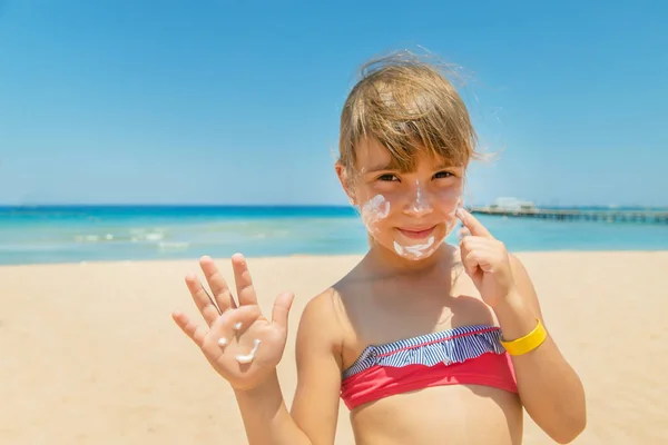 Protector solar en la piel de un niño. Enfoque selectivo. — Foto de Stock